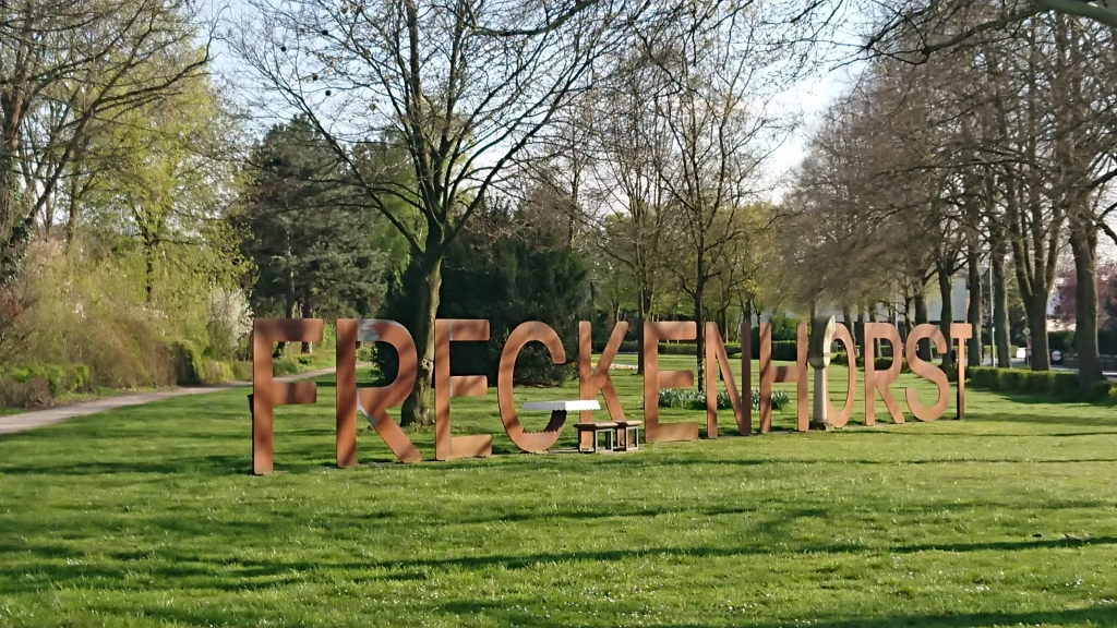 Schriftzug "Freckenhorst" in Großbuchstaben auf einer Wiese