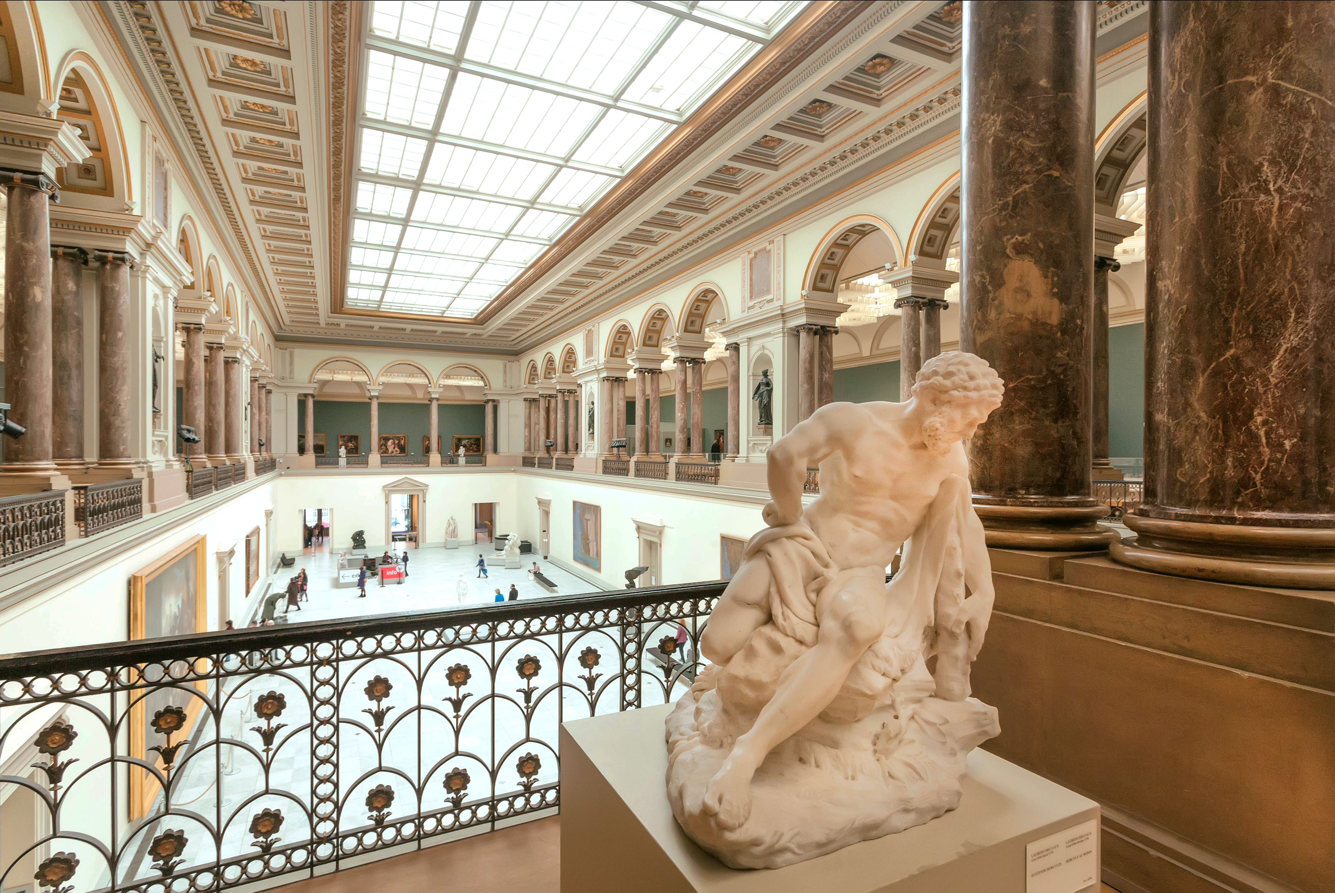 Das Foto zeigt eine Skulptur in den Royal Museums of Fine Arts in Belgien.